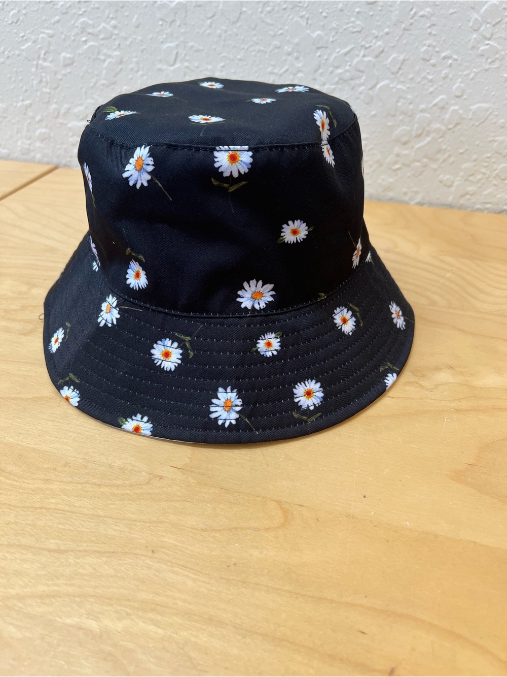 Alice + Olivia new Black Daisy-Print Bucket Hat